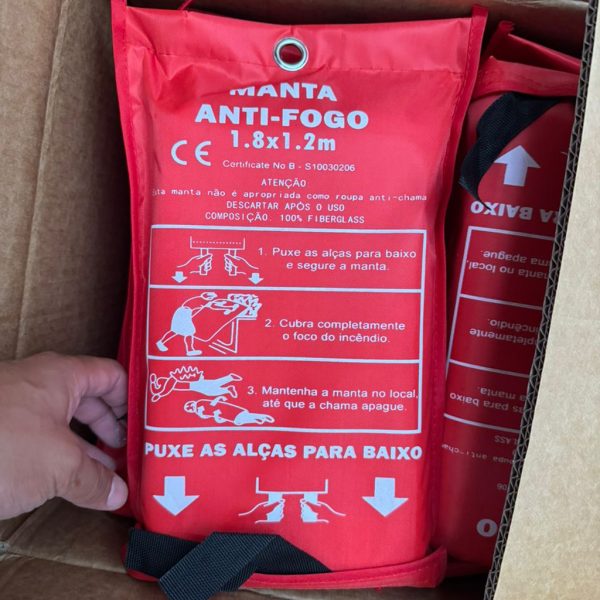 Cobertor Anti Chama 1,20 x 1,80 m em fibra de vidro com estojo vermelho.