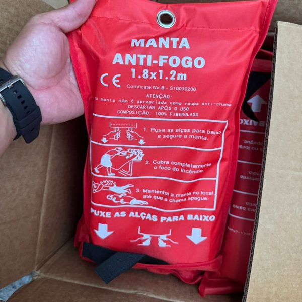Cobertor Anti Chama 1,20 x 1,80 m em fibra de vidro com estojo vermelho.