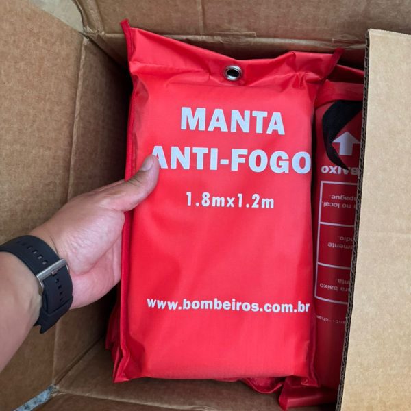 Cobertor Anti Chama 1,20 x 1,80 m em fibra de vidro com estojo vermelho.