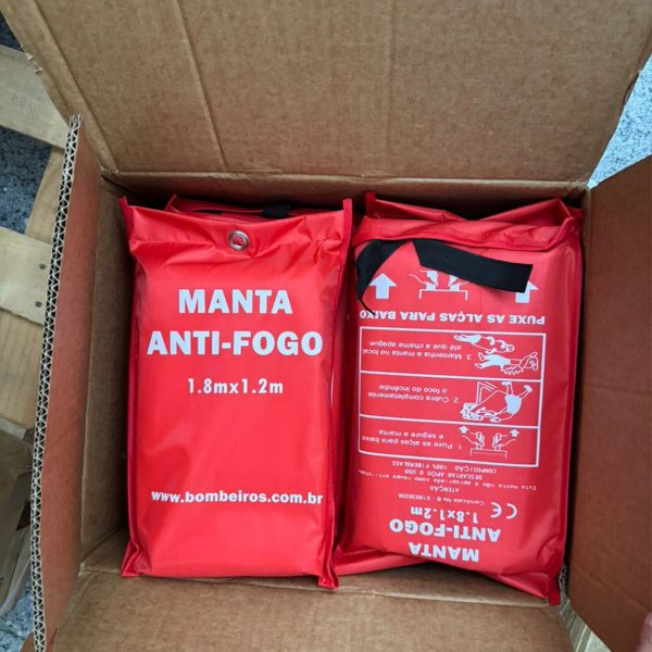 Cobertor Anti Chama 1,20 x 1,80 m em fibra de vidro com estojo vermelho.