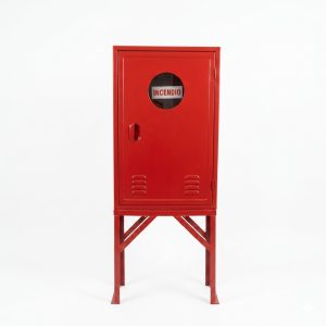 Abrigo de Mangueira com Pedestal 90x60cm, estrutura reforçada, visor de vidro e suporte fixo para acomodação segura da mangueira.