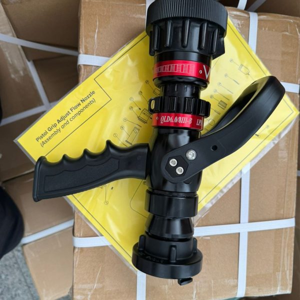 Esguicho Manual de Vazão Regulável 2 ½” em alumínio anodizado com empunhadura em nylon.