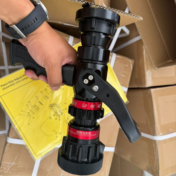 Esguicho Manual de Vazão Regulável 2 ½” em alumínio anodizado com empunhadura em nylon.