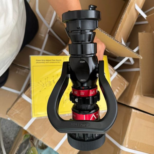 Esguicho Manual de Vazão Regulável 2 ½” em alumínio anodizado com empunhadura em nylon.