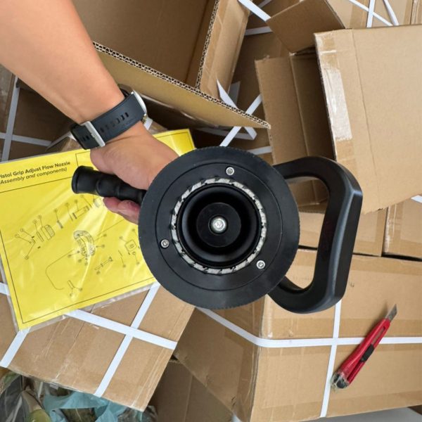 Esguicho Manual de Vazão Regulável 2 ½” em alumínio anodizado com empunhadura em nylon.