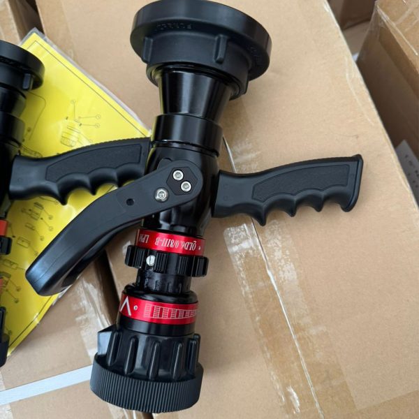 Esguicho Manual de Vazão Regulável 2 ½” em alumínio anodizado com empunhadura em nylon.