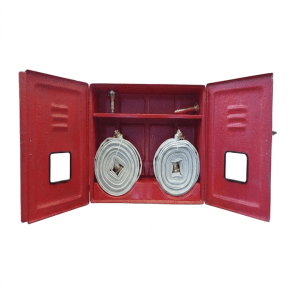 abrigo mangueira fibra 90x120x30 com portas abertas e mangueiras instaladas